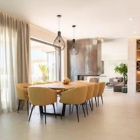 Luxury G2 With Indoor & Outdoor Pool