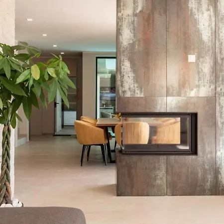 Luxury G2 With Indoor & Outdoor Pool *