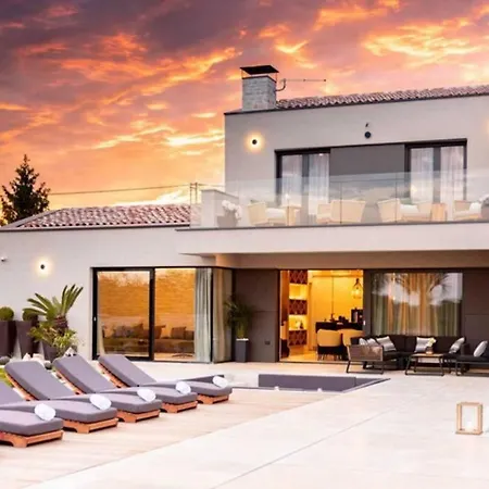 Luxury G2 With Indoor & Outdoor Pool וילה Kringa